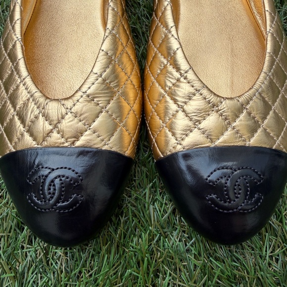 CHANEL CC LOGO GOLD LEATHER MARYJANE BALLET FLATS SHOES QUILTED BLACK CAP TOE 40 - Picture 11 of 15